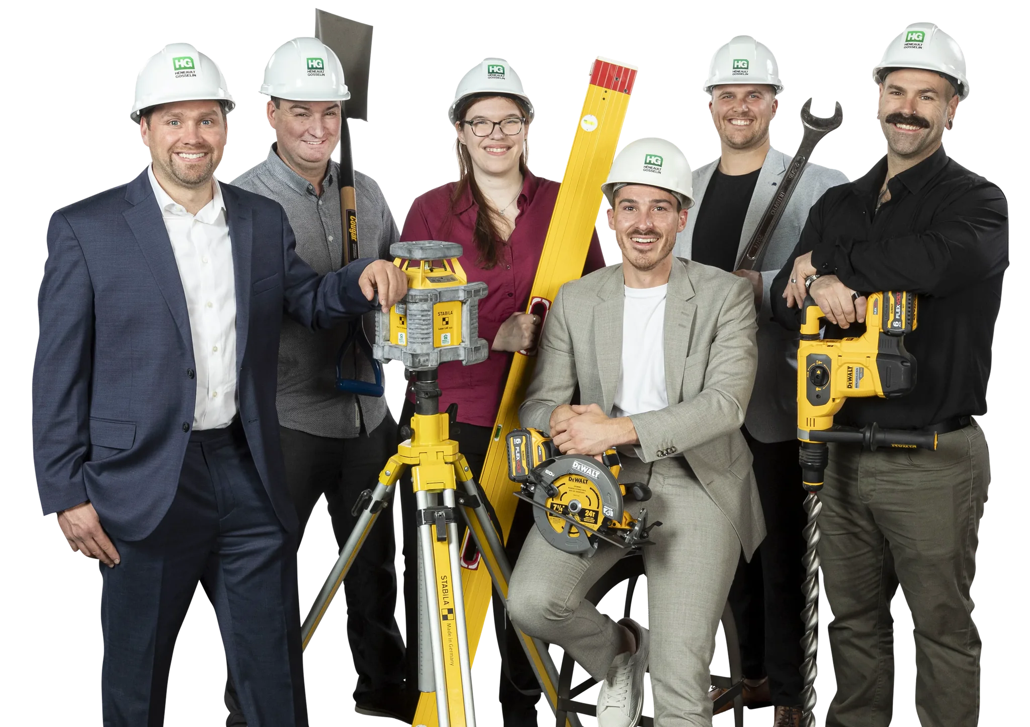 Membres de l’équipe Héneault et Gosselin avec leurs outils de chantier