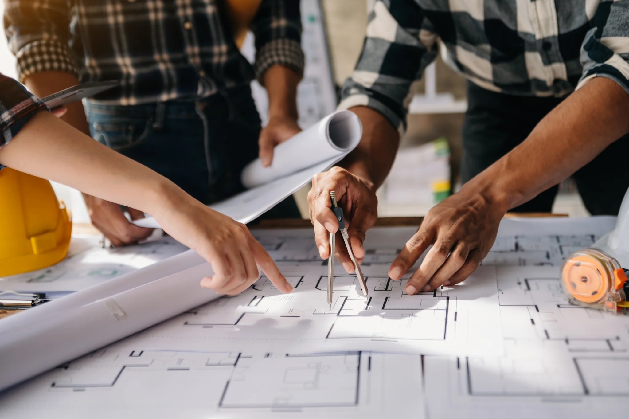Professionnels consultant des plans de construction
