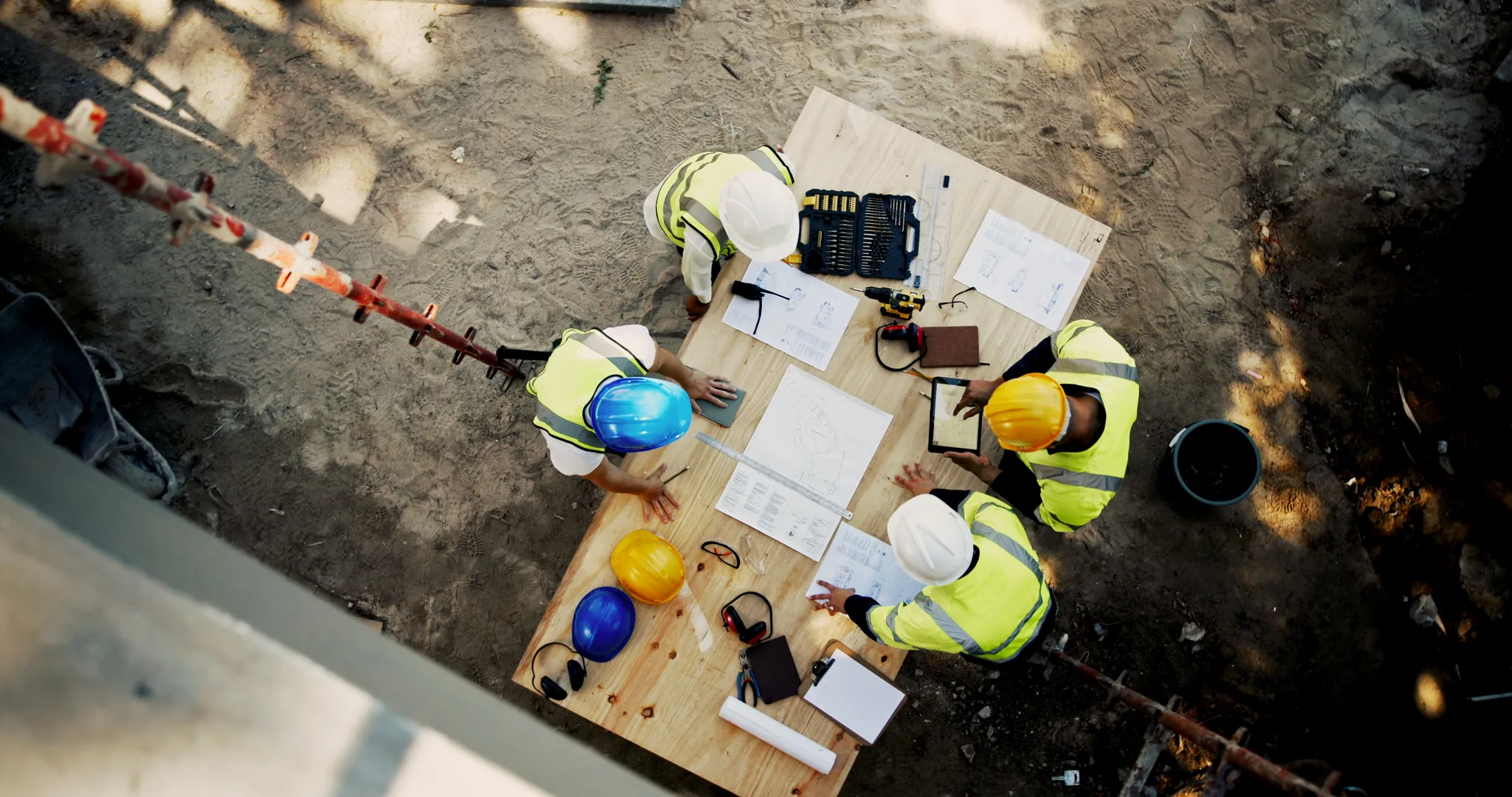 Équipe de chantier réunie autour des plans de travaux
