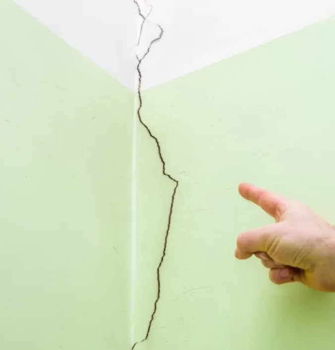 Fissure visible sur un mur intérieur