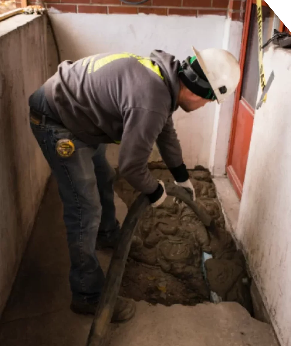 Travailleur réalisant des travaux de fondation