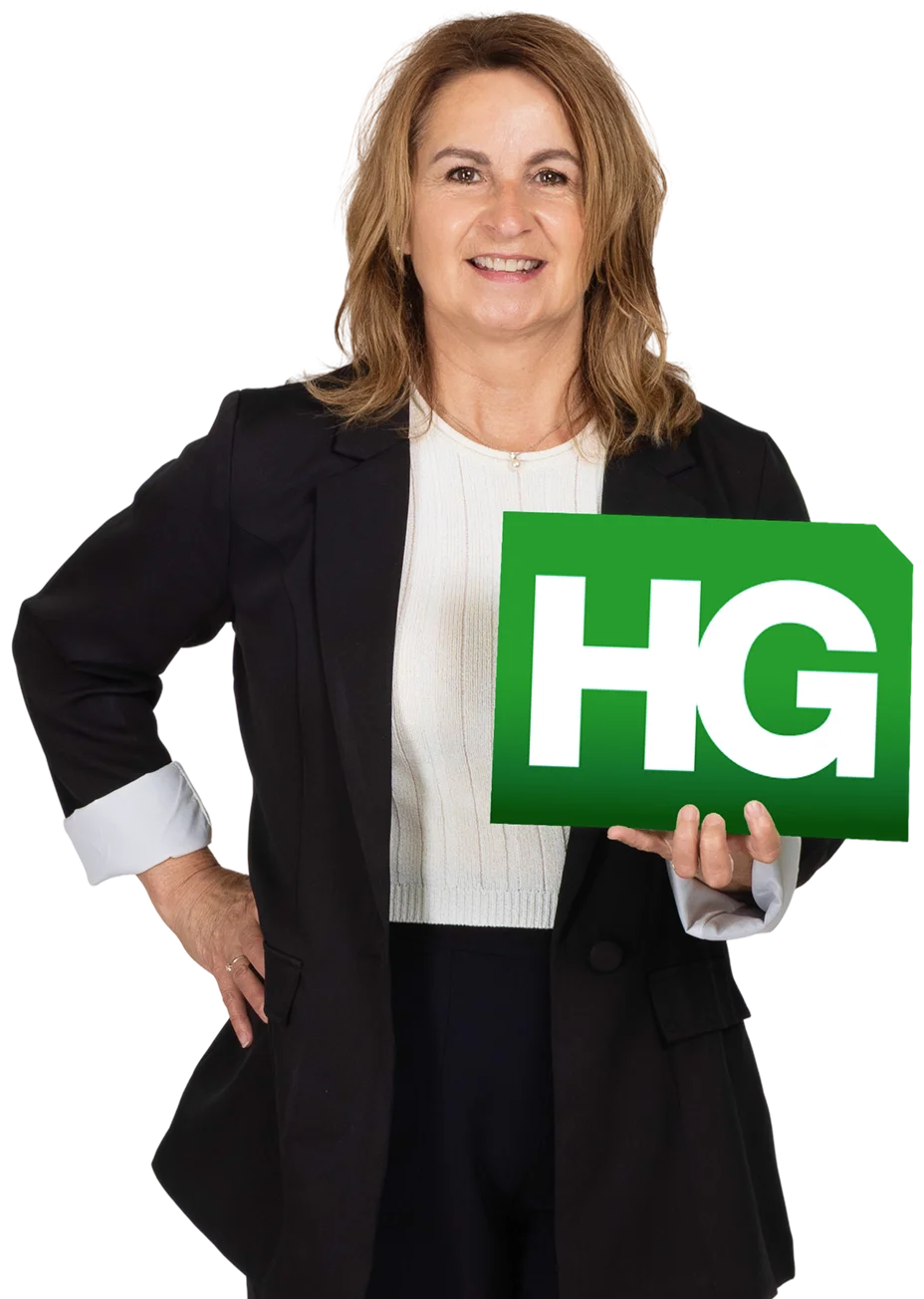Portrait de Sophie Gagnon tenant le logo de Héneault et Gosselin