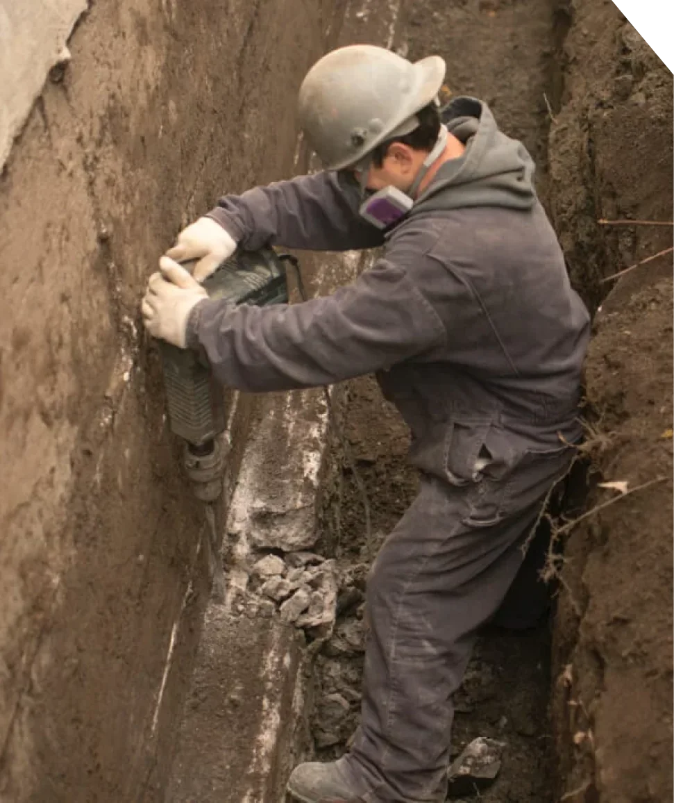 Travailleur effectuant des travaux de stabilisation