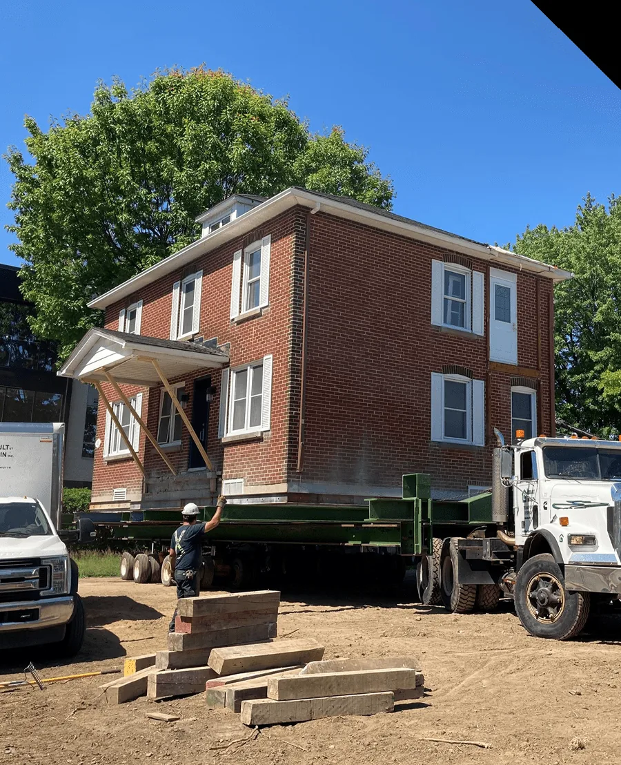 Maison soulevée prête à être transportée